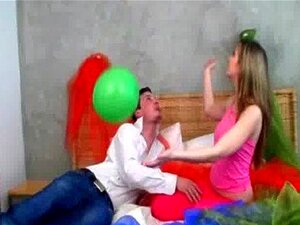 Svježi Parovi Prvi Put Na Videu - Ona Je Vruća Jebačina!