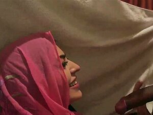 Вруће арапске лутке покушавају четворку. Лепа Азијаткиња