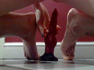 Sissy Bawi Się Swoim Wilczym Dildo