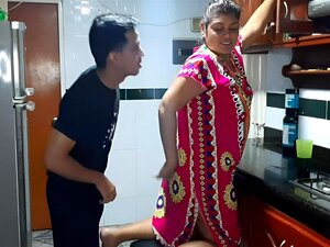 Кушам сочну питу моје маћехе у кухињи