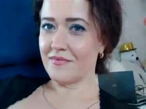 Напрлитана бака воли да се игра са својом пичком. напаљена бака воли да се Igra са својом пичком