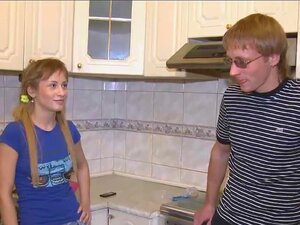 Gretige Babe Krijgt Wat Vlees En Sperma, Lege Koelkast Is Geen Probleem Voor Deze Seksueel Wellustige Frisse Schat Wanneer Die Speelster Haar Gretige Gezichtsgat Vol Sexy Sperma Verkrijgt Alsof Het Een Gratis Bezorgdag Is. Deze Engel Met Paardenstaarten H