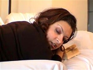 Ebony Milf In Panty Geven Een Handjob,