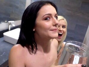 Söta Styvsystrar Fastnar I En Stege Och Knullas Hårt. Adopterade Söta Styvsystrar Kiara Cole Och Rosalyn Sphinx Smyger In I Badrummet Nakna Och Dumpar Ett Glas Kallt Vatten över Sina Styvbröders Huvud Senare Hittar Han Dem Båda Fast I Stegen Och Tari