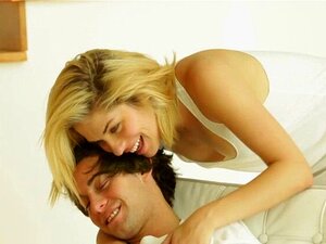 Cunnilingus Caliente Y Explícito. El Semental Le Da A La Linda Cariño Una Satisfactoria Lamida De Coño