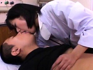 La Doctoresse En Chaleur Shinobu Se Fait Baiser Par Son Patient Et Reçoit Une éjaculation Faciale
