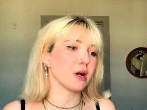 Gola Amaterska Webcam Djevojka Prstima Istražuje Svoju Pičku Uživo Pred Kamerom