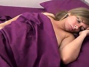 Ε - Ετεροθαλής αδερφή στο μπάνιο και κοιμάται