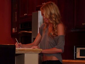 Chanel Rae Visar Sin Vackra Nakna Kropp På En Intervju