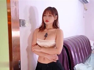 Domowa Produkcja Oryginalna Dramatu: Seksowne Kobiety Z Kierowcą Fetyszowego Męża Dochodzą W Bosej Cipie Białego Tygrysa, Który Się Skurczył