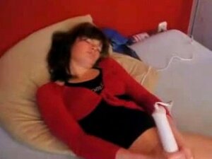 Predstavljamo Besprekornu Zavodnicu, Toliko Nevina Koliko Izgleda Ali Neljudima U Svojim željama. Posmatrajte Kako Istražuje Dubine Zadovoljstva, Ostavljajući Vas žedne Za Još. Doživite čistu Iskušenje Sa Ovom Neodoljivom Vračem Od 18 Godina.