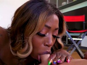 Sexig Ebony Styvmor Jag Vill Knulla Ger En Fin Boobjob Och Denna Brud Kan Inte Sluta Suga Efteråt - Svart Porr