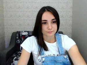 Привлачна бринета слаткица ради соло стриптиз