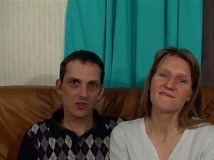 Немац јебе зрелу жену, отпозади, док јој је муж на послу