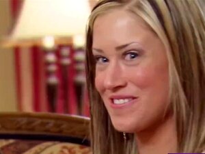 Свингер парови се друже голи у базену пре него што оду у Ре