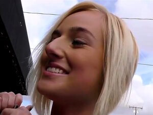 Kate England Dostaje Wytrysk Od Czarnych Kutasów W Gloryhole, A Piękna Blondynka Kate England Dostaje Kremówkę Do Cipki Od Czarnych Kutasów W Publicznej Toalecie