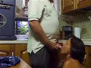 Schneller Versauter Blowjob In Der Küche, Manchmal, Wenn Ich Geil Bin, Fange Ich Einfach An, Meinen Mann In Der Küche Zu Blasen, Und Er Fickt Mich Danach Immer. Diesmal Habe Ich Sogar Dieses Private Blowjob-Video Gemacht, Um Zu Sehen, Wie Es Aussieht