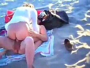 Onbedekte Mensen Zijn Op Zoek Naar Sekspartners Op Het Strand En Doen Het Gewoon Voor De Lol