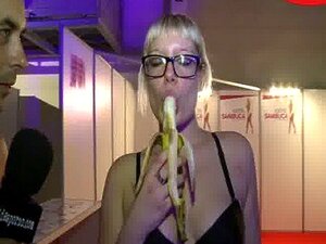 Melody Sweet Zjada Dla Niej Banana