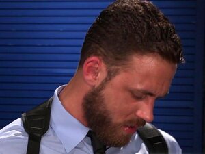 Vorhaut Mafia XXX Video: Sean Zevran, Logan Moore, Das Schulterholster, Das Von Dem Gutaussehenden, Gut Gekleideten Logan Moore Getragen Wird, Stellt Ein Problem Für Den Sicherheitsmann Sean Zevran Dar. Aber Bevor Sean Entscheiden Kann, Was Er Tun Soll, G