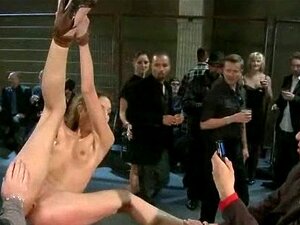 Pirteä Tissit Nainen Edessä Julkisen Saada Piiskaa Perseestä Ja Humilia