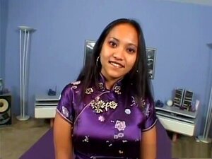 Gekke Pornoster In De Heetste Facial, Interraciale Adult Clip. Loni Ziet Er Behoorlijk Neukbaar Uit In Haar Zijden Aziatische Gewaad, Dat Ze Uittrekt, Zodat Je Haar Grote Tieten En Haar Gedeeltelijk Geschoren Kruis Kunt Zien, Voordat Ze Op Haar Knieën Gaa