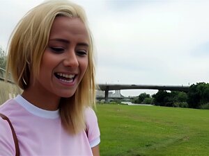 Golden-Haired Söpöläinen Tyttö Saa Ruuvattu Ulkona Käteisellä