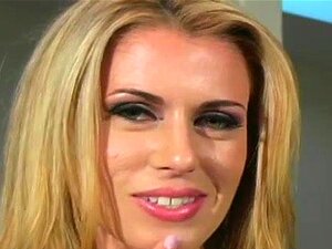 Укусна риба показује длакаву пичку, задиркујући аматерке мало слатке рибе скида секси хулахопке