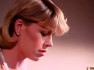 Blonde Serveerster Neukt Hard In Vintage Porno. Sexy Blonde Serveerster Houdt Ervan Om Pokerspelers Te Zuigen En Te Neuken In Deze Geweldige Retro Porno