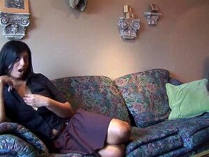 Bystig Indisk Brud Som Onanerar, En Het Indisk Bitch Har Något För Mig Och Vill Att Jag Ska Ska Skaka Om Henne. För Att Visa Mig Sina Varor Har Hon Skickat Mig Sin Amatörvideo Där Hon Fingrade Sin Fitta Och Smekte Sina Stora Bazookas