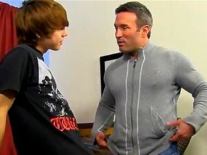 Schwuler Sex. Sie Fangen An Zu Knutschen, Und Als Sie Sich Ausziehen, Ist Kylers Winziger Schwanz