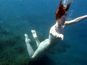 Söta Nastya Simmar Naken I Havet