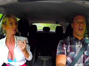 Немилосрдно јебање за напаљену милф. Немилосрдно јебање доводи напаљену милф до свршавања много пута