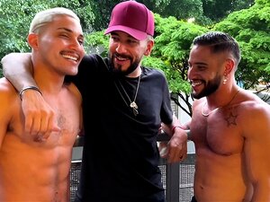 Unbeschnittenes Monster Homosexuell ANAL Stampfendes Muskelgestüt Brock Banken Jao Lucas LetThemWatch