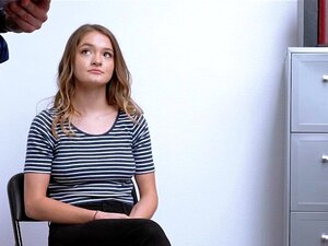 Frischer Dieb Wurde Bereits Beim Stehlen Aus Einem Laden Erwischt Und Steckt Jetzt In Großen Schwierigkeiten Mit Dem Verlorenen Präventionsbeamten, Der Bereit Ist, Die Bullen Zu Rufen