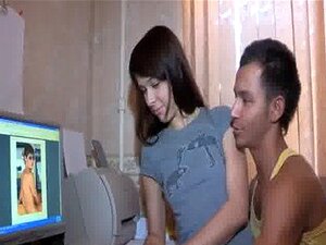 Αυτή η γκόμενα βγάζει το μπλε πουκάμισό της