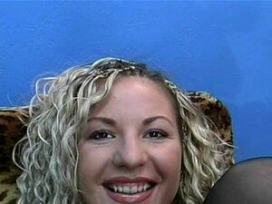 Buste Amateur Schat Speelt En Zuigt Met Cumshot