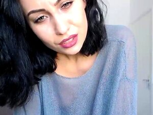 Diese Sexy Brünette In Strümpfen Präsentiert Ihre Nasse Muschi Und Ihren Engen Arsch Auf Der Webcam. Garantiert Ein Sexshow In HD-Qualität, Die Dich Um Mehr Betteln Lässt!