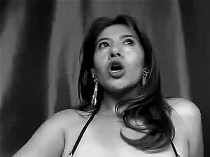 Isotissinen Kypsä, Iso Tissinen Kypsä Näyttää Tissinsä Webkamerassa