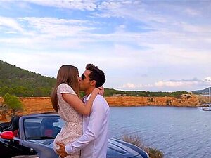 Para Pieprzy Się Na Ibizie. Świeża Para Spędza Wakacje Na Pięknej Ibizie, Całując Się W Basenie, Dając Sobie Nawzajem Oral I Pieprząc Się W Różnych Pozycjach Z Oszałamiającymi Widokami Na Wyspę