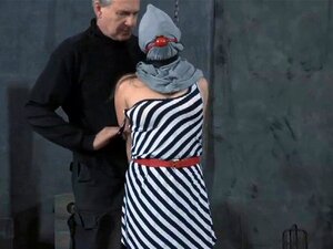 Burad brud för att ge blowjob. Instängd skönhet är att ge hingst vild kuksugning