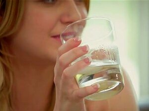 BLACKED Sexy Student Marley Matthews En Zwarte Producent. Op Zijn Bevel Glijdt Marley Langzaam Uit Haar Sexy Kleine Witte Jurk, Onthult Haar Sexy Lingerie. Ze Kussen Langzaam, Zijn Handen Strelen Haar Lichaam. Deze Kleine Stagiaire Gaat Haar Positie Verdi