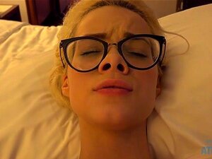 Elsa Jean In Du Hast Viel Hinter Lilys Wunderschönem Arsch Gelaufen - ATKGirlfriends. Du Genießt Es, Elsa Beim Warmen Schaumbaden Zuzusehen. Elsa Trägt Einen Riesigen Bademantel Und Enthüllt Ihren Perfekten Zierlichen Körper. Sie Gesellt Sich Zu Dir Aufs 