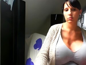 Verführende Brünette MILF Präsentiert Ihre Atemberaubenden Kurven In Einer Aufregenden Solo-Show. Bereite Dich Auf Ein Erlebnis Vor, Das Dich Sprachlos Machen Wird!