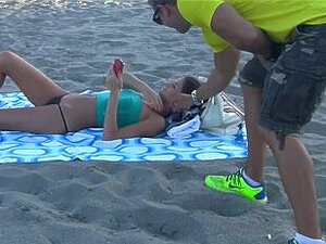 Ragazza Del Pick-up Sulla Spiaggia E Scopala,