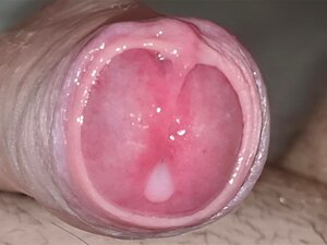 Izbliza Iz Prvog Lica. Mužnje I Ivice. Polako Teče Zadovoljavajući Cumshot