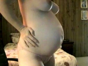 Morena Grávida Mostra Jarros E Barriga De Bebê, Ela Fala Sedutoramente Durante Sua Webcam Sobre Foder Enquanto Acaricia Seu Corpo Todo Para Que Todos Possam Ver