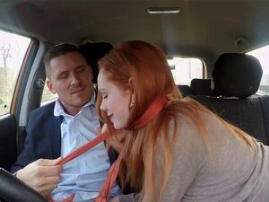 Une Rousse Avec Une Chatte Percée Baise Dans Une Université En Plein Essor. Une Rousse Pâle En Train De Conduire Une étudiante Suce Une Grosse Bite à Son Examinateur Sur Le Siège Avant De La Voiture, Puis Il Baise Sa Chatte Percée Et Poilue Pendant Que La