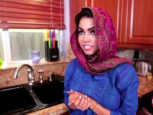 Азијска лепотица Адас мокра пичка добија јебање и прима сперму. По уласку у кућу свог наводно шефа док ће обављати неке кућне послове да би имала место. Није само добила оно што је желела, већ је чак добила прилику да пуши мушкарце