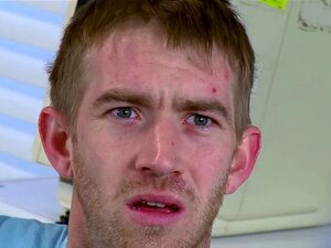 Врућа Јулиа Анн вешто пуши огроман крути курац на д